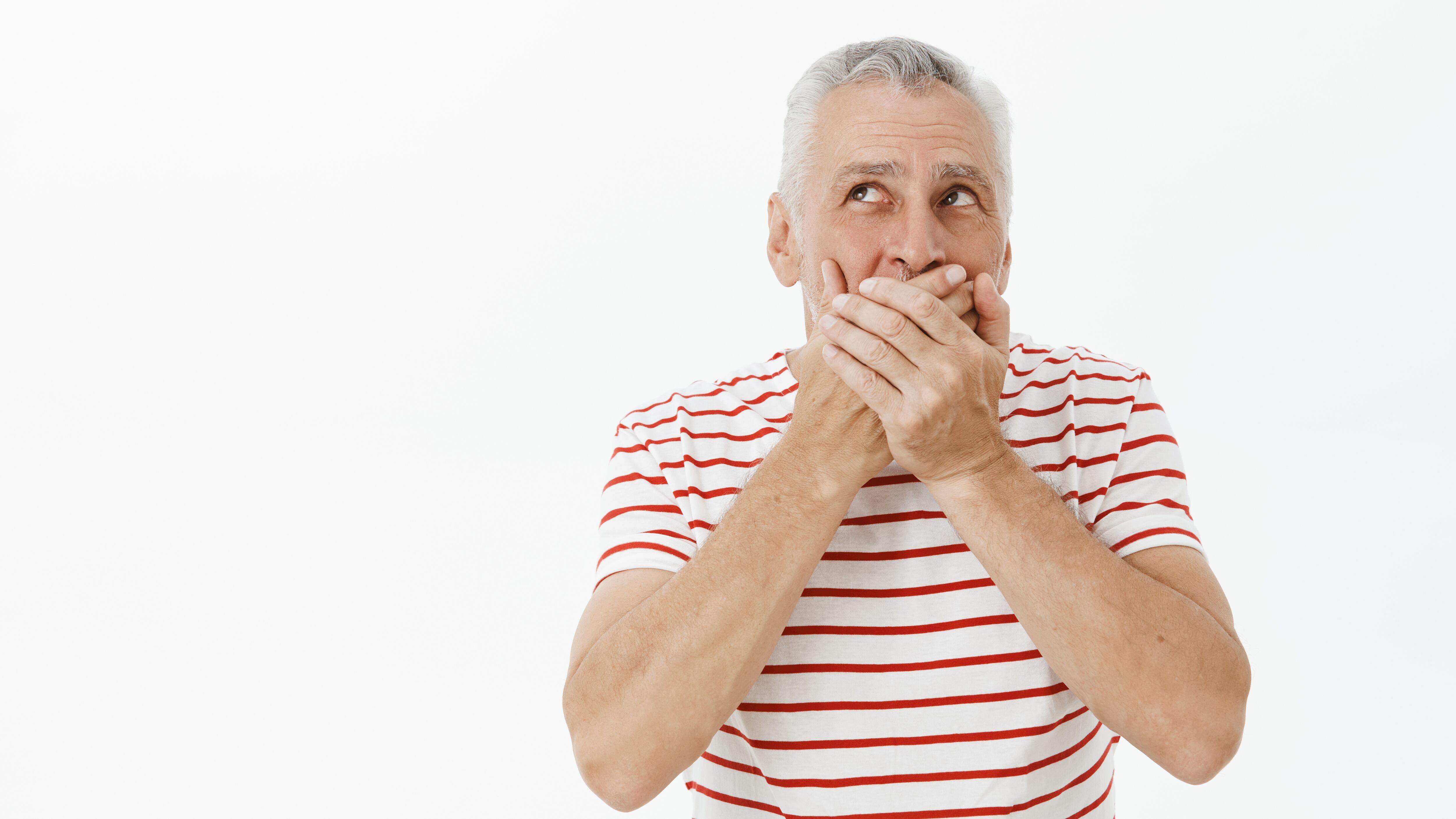 Senhor de camisa branca e vermelha listrada