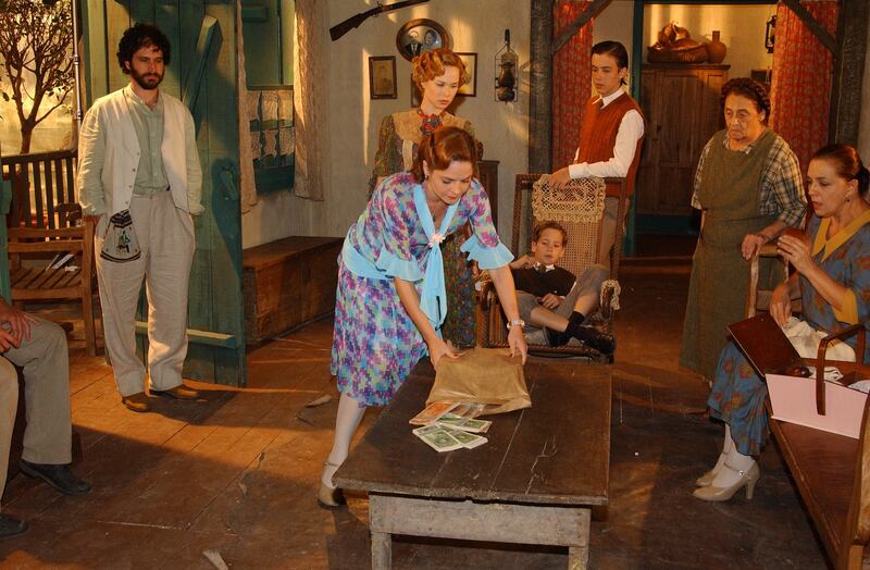 Chocolate com Pimenta: Márcia (Drica Moraes) vende seu salío de beleza e entrega o dinheiro para Ana Francisca (Mariana Ximenes)