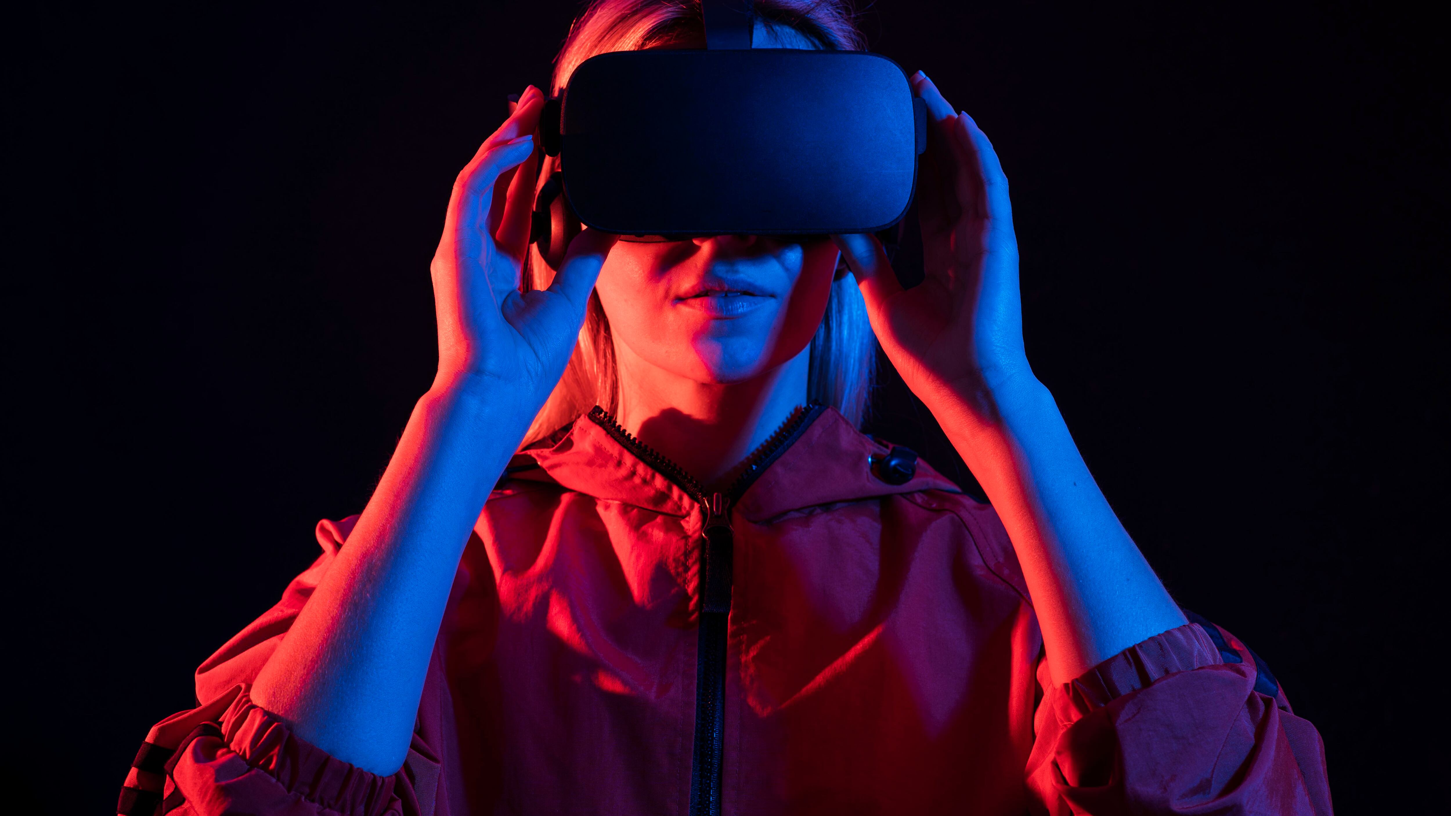 Mulher usando óculos de realidade virtual.