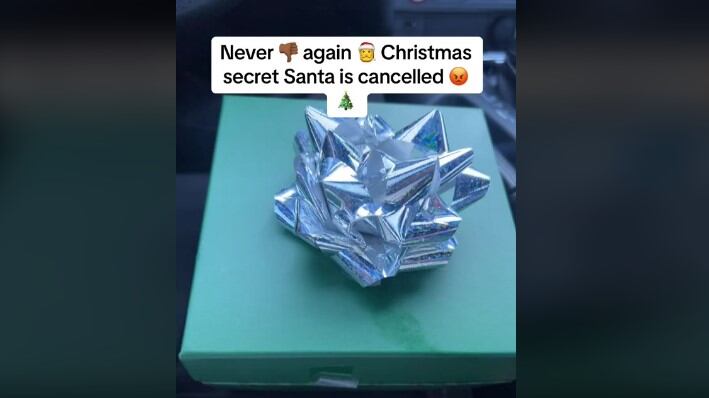 El hombre reclamó por el mal regalo que recibió de su amigo secreto y su descarga es viral