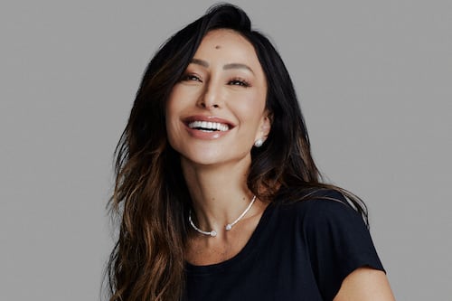 Sabrina Sato ousa e desfila vestida de noiva em ensaio do Carnaval do Rio