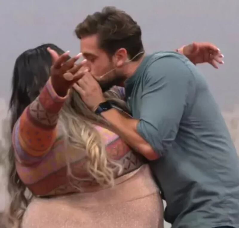 Após terminar casamento, Rafael Cardoso beija Jojo Todynho no "Central da Copa"