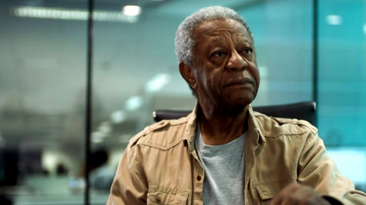 Ator Milton Gonçalves interpreta o jornalista Gasparian na série "Filhas de Eva"