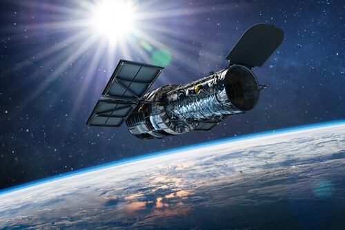 Telescópio Espacial Hubble captura a estranha inclinação de uma galáxia a 43 milhões de anos-luz da Terra