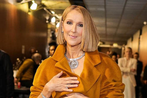 Após diagnóstico de síndrome rara, Céline Dion aparece de surpresa em Grammy 2024