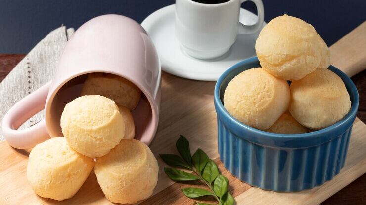 Receita de pãozinho de queijo de tapioca que fica pronto com somente 4 ingredientes