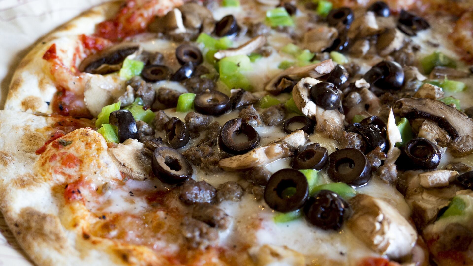 Homem se revolta com sabor de pizza e atira em garçom