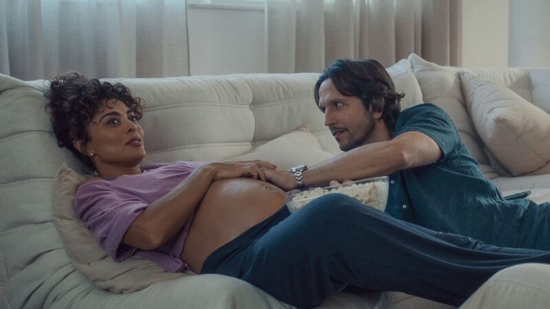 Gravidez de gêmeos atormenta Liana (Juliana Paes) na nova série da Netflix: "Será que eu vou amar os dois?"