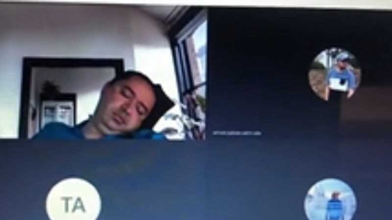 Professor cai no sono e ‘tira soneca’ durante apresentação de alunos