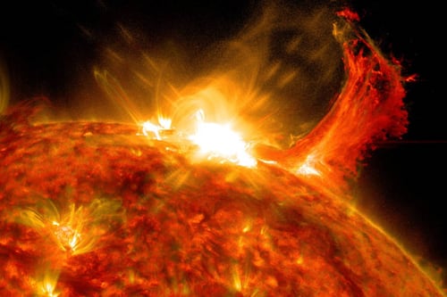 NASA confirma: potente erupção solar ‘X1.9’ ameaça a precisão do GPS e comunicações globais da aviação