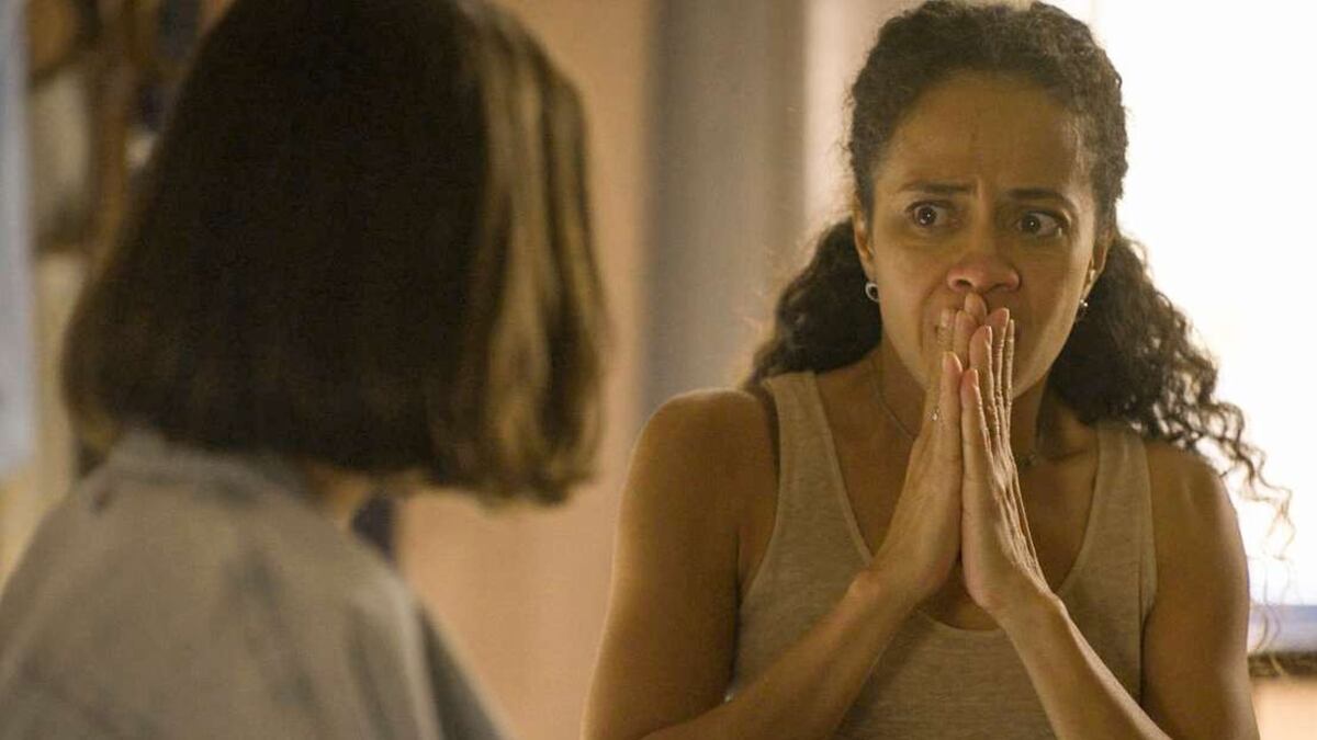 "Pantanal": Guta (Julia Dalavia) e Zuleica (Aline Borges) escutam de Zé Lucas (Irandhir Santos) que Tenório (Murilo Benício) morreu