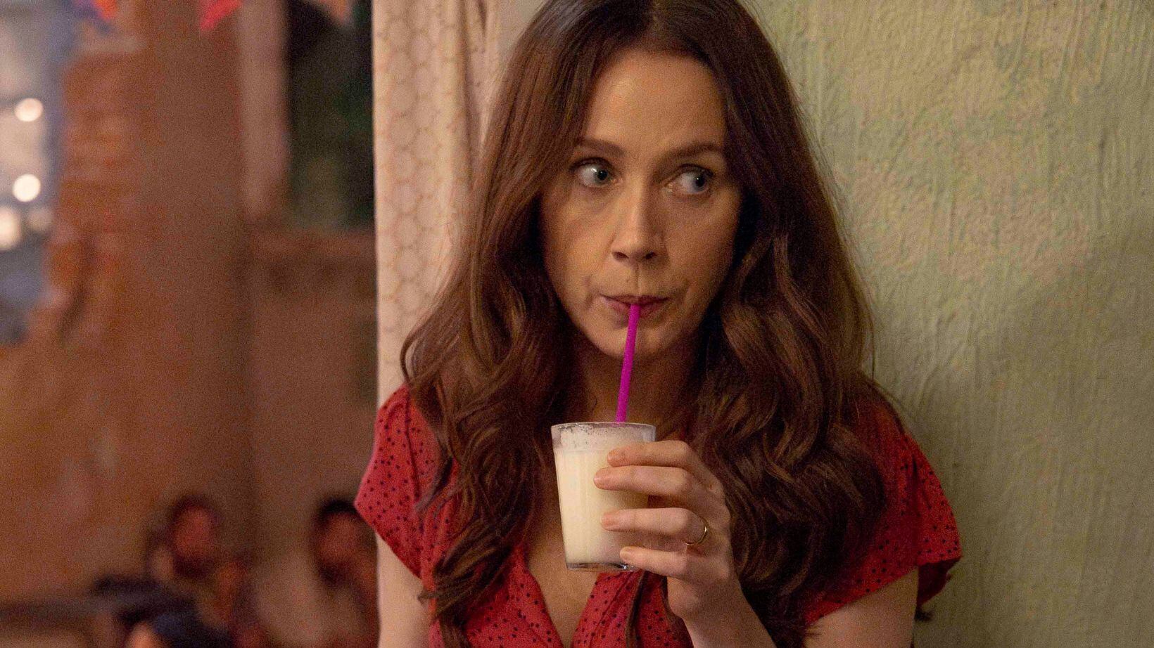 Em Renascer, Iolanda (Camila Morgado) bebe "suquinho" e mostra sua verdadeira personalidade