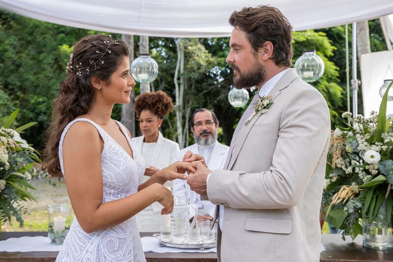 Candoca (Isadora Cruz) e José (Sergio Guizé) se casam em "Mar do Sertão"