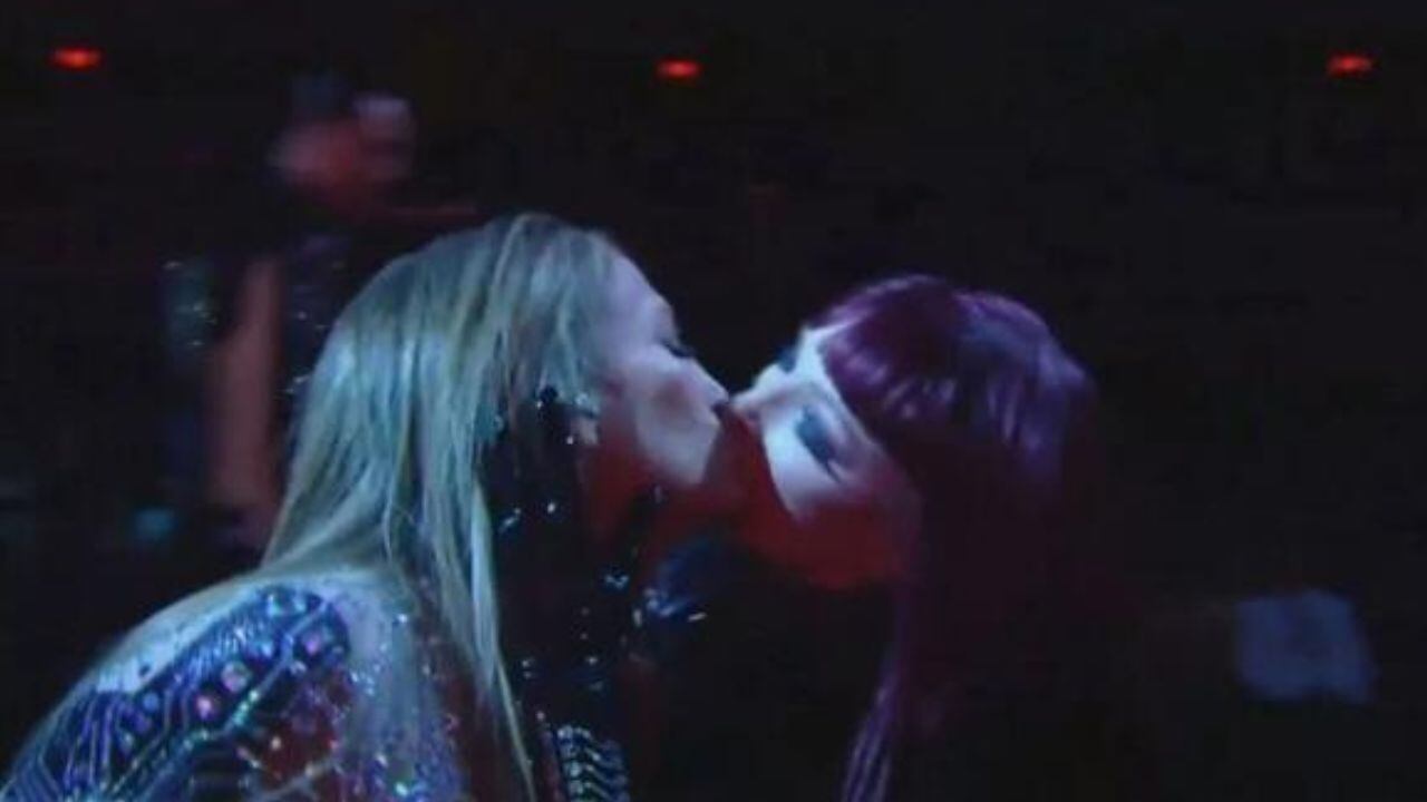 Jennifer Lopez volvió a causar controversia tras besar a una bailarina