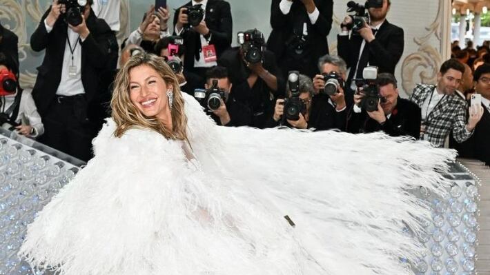 Em homenagem a Karl Lagerfeld, Gisele usou um imaculado vestido vintage da Chanel, que já usou anteriormente em um editorial
Foto: michelpacaud
