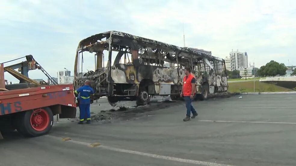 Ônibus são incendiados em atos de vandalismo em Brasília