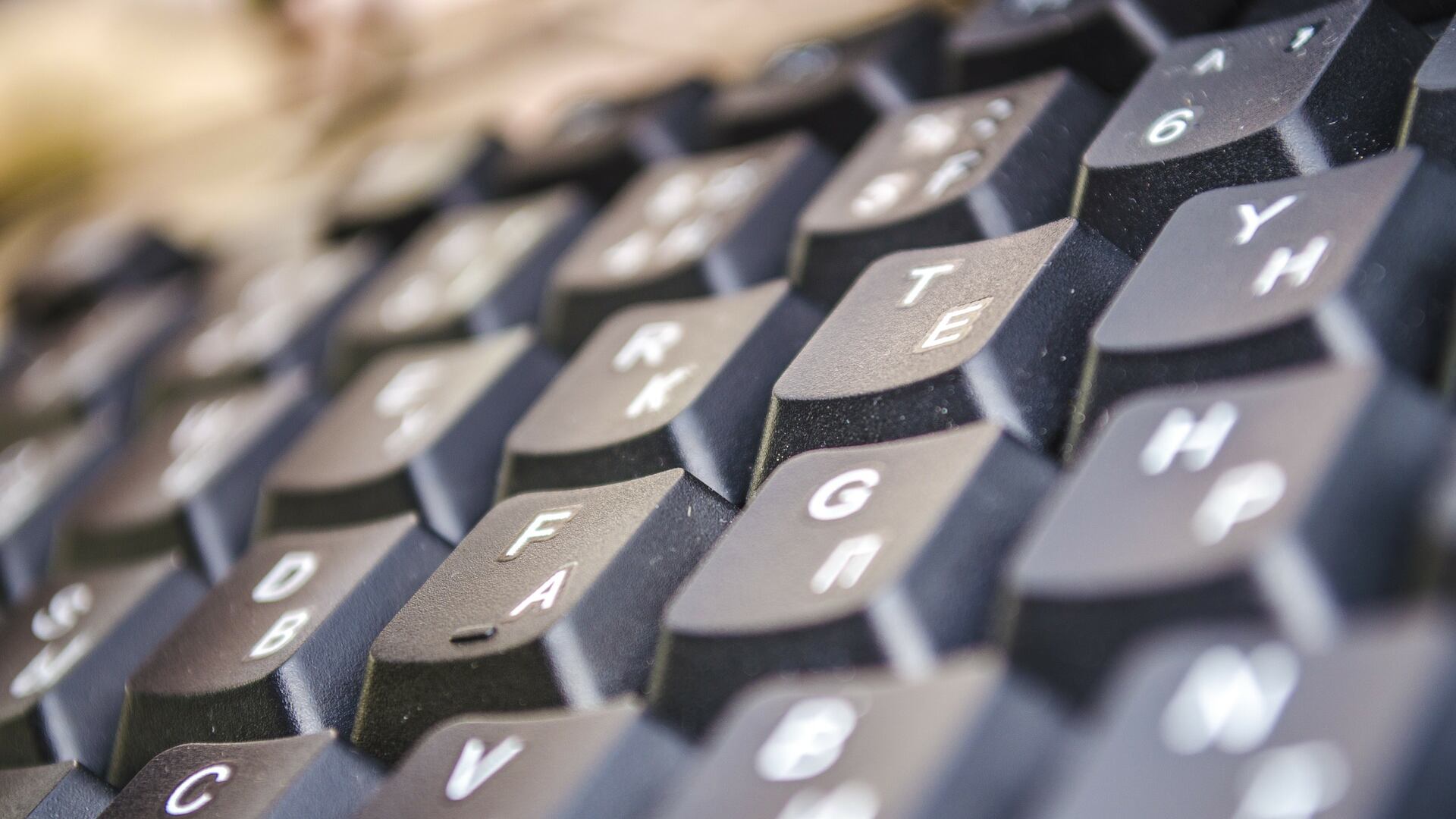 Como limpar o teclado do computador de forma simples?