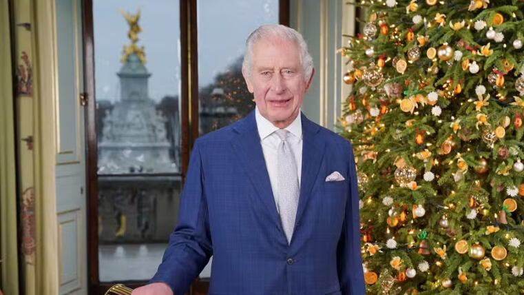 Rei Charles III faz discurso de Natal no Palácio de Buckingham, em Londres. — Foto: Reuters