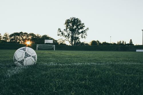 Adolescente é vítima de injúria racial após ser chamado de ‘macaquinho’ por homem durante partida de futebol