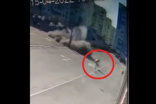 Bomba explode enquanto mulher caminha por rua de Kharkiv na Ucrânia; veja vídeo