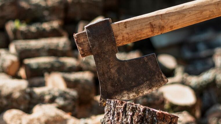 Mulher de 50 anos luta pela vida após ser atingida por marretadas desferidas pelo irmão