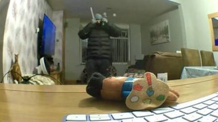 Homem armado invade casa na Inglaterra e se depara com morador dormindo na sala