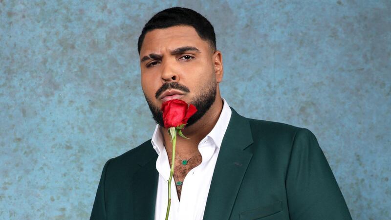 Especial Roberto Carlos: Sem contrato exclusivo com a Globo, Paulo Vieira aparece ao lado de Roberto Carlos