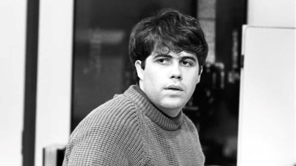 Otávio Muller estreou na TV Globo em 1988, como Sardinha, personagem da novela Vale Tudo, que ganha um remake em 2025