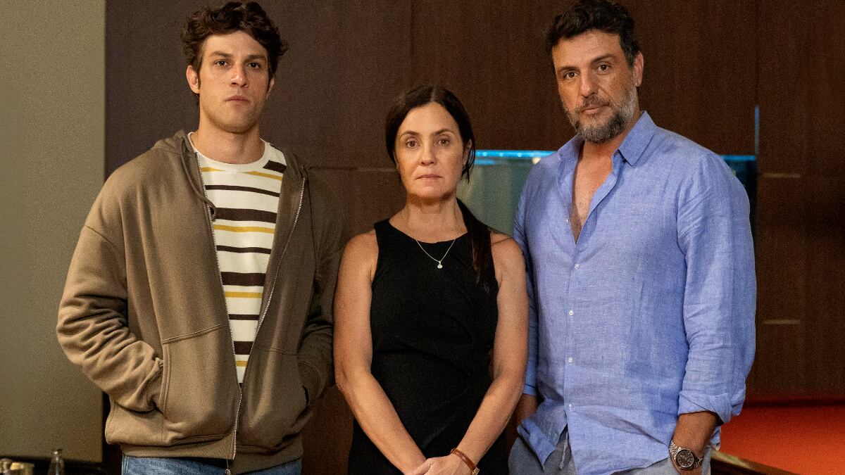 Nos próximos capítulos de da novela 'Mania de Você', Rudá (Chay Suede) deixa seu pior lado aparecer quando descobre que é filho de Molina (Rodrigo Lombardi)