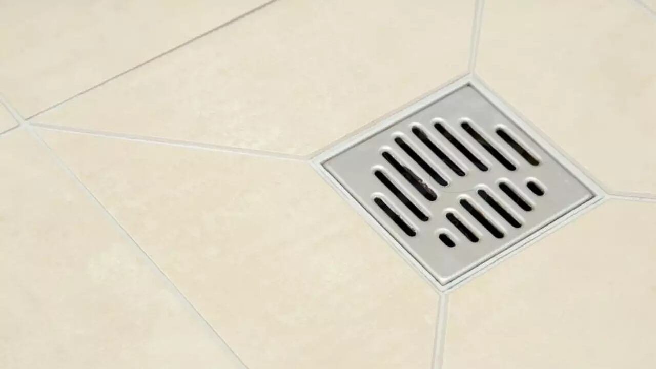 Aqui está a misturinha caseira com vinagre para eliminar o mau cheiro do ralo do banheiro