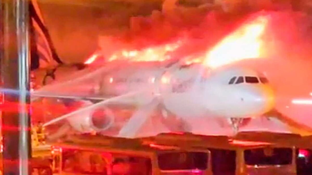 Avião pega fogo na Coréia do Sul