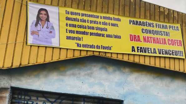 Pai emociona ao celebrar formatura da filha médica com faixa em oficina