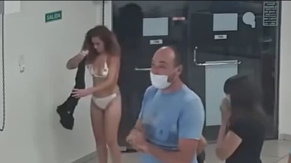 Mulher utiliza vestido como máscara de proteção para poder entrar em sorveteria