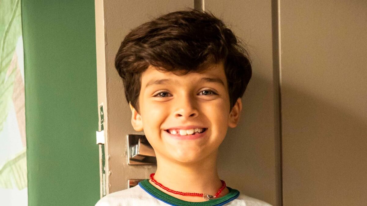 Em Cara e Coragem, Guilherme Tavares interpreta Chiquinho, filho de Moa (Marcelo Serrado) e Rebeca (Mariana Santos)