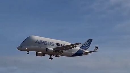 Avião Beluga sobrevoando Fortaleza
