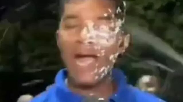 Jornalista da Globo é atacado com espuma e tem celular furtado ao vivo no Carnaval