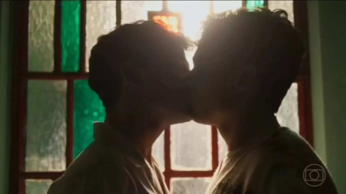 Vinícius (Elvis Vittorio) e Guto (Pedro Goifman) se separam em Garota do Momento