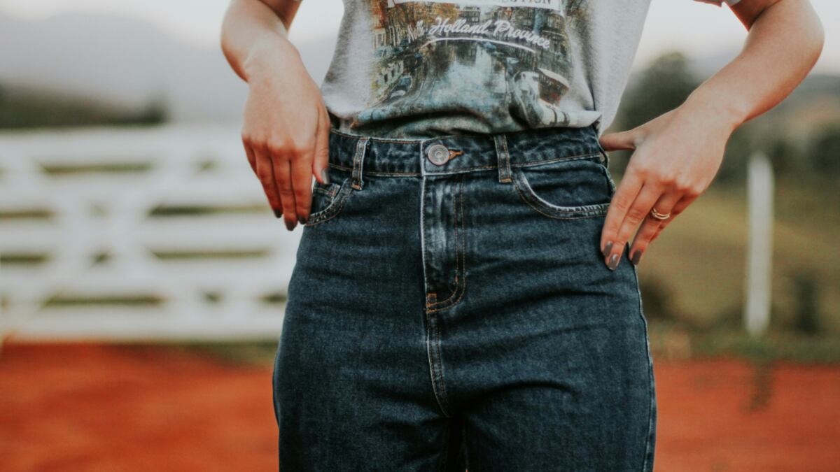 Los mom jeans vuelven a ser furor y esta es la combinación ideal para usarlos.
