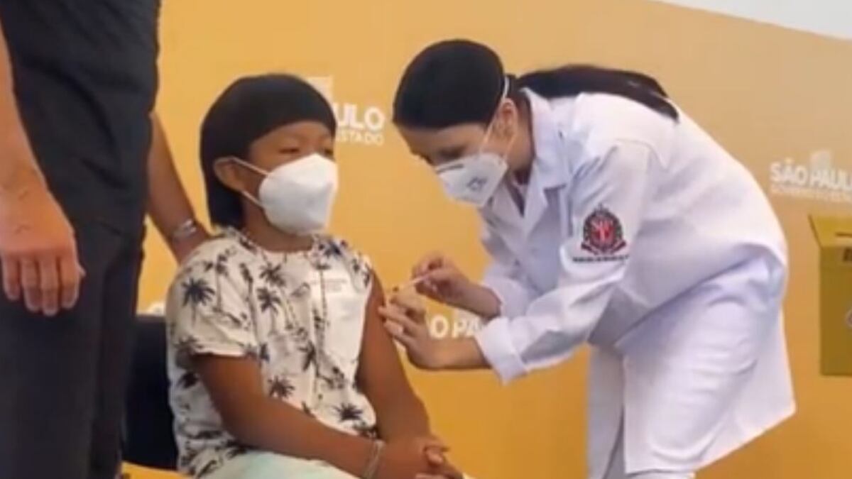Indígena de 8 anos é a primeira criança a receber vacina contra a covid-19 no País