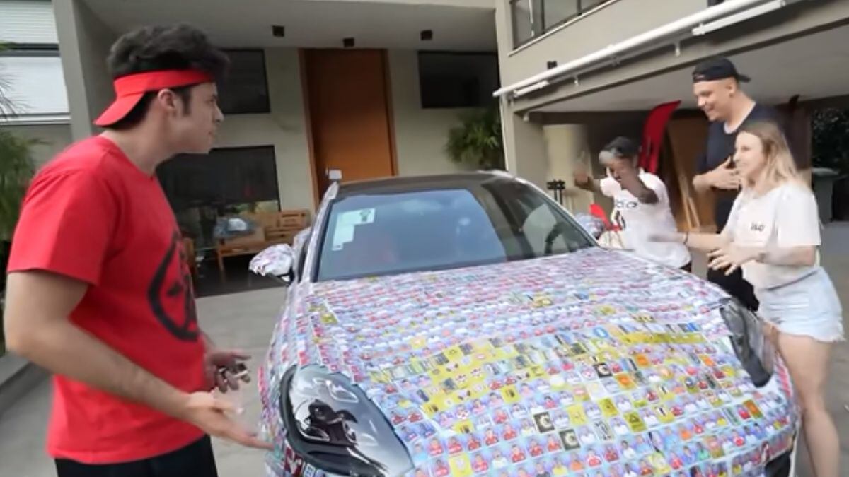 Carro de influenciador vira 'álbum de figurinhas ambulante'
