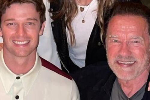 Schwarzenegger revela que já jogou o colchão do filho Patrick na piscina para lhe ensinar uma lição