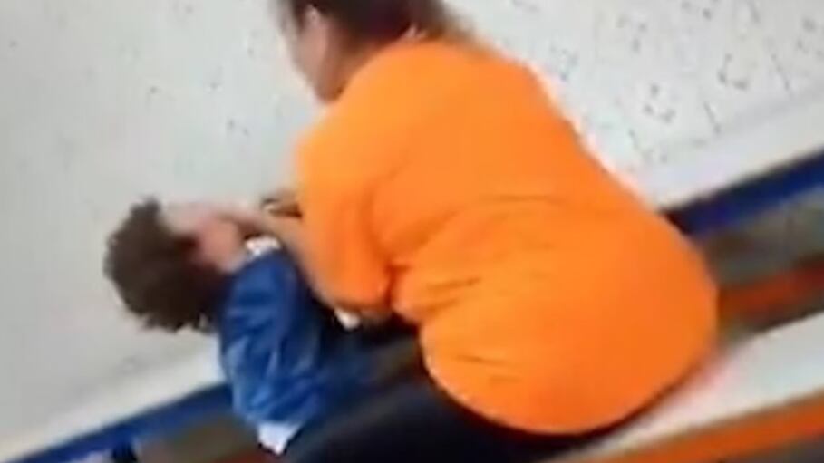Diretora é flagrada agredindo aluno.