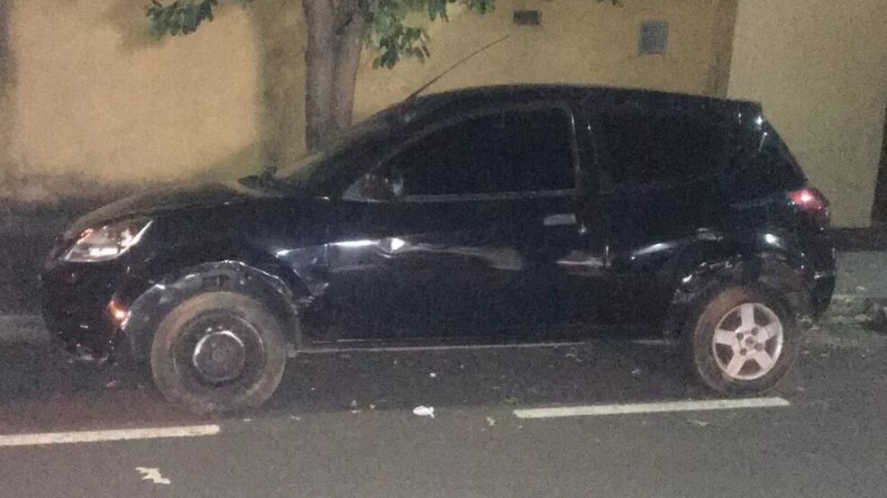 Homem invade carro de mulher grávida pela janela