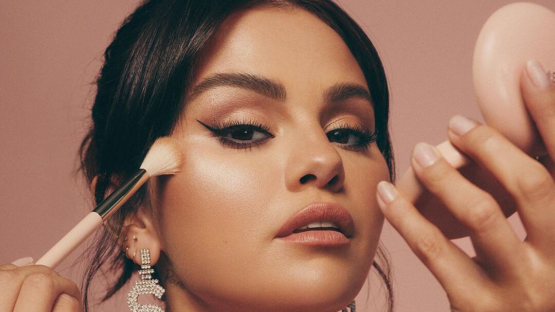 Selena Gomez contou seu jeito único de remover a maquiagem na rotina de skincare