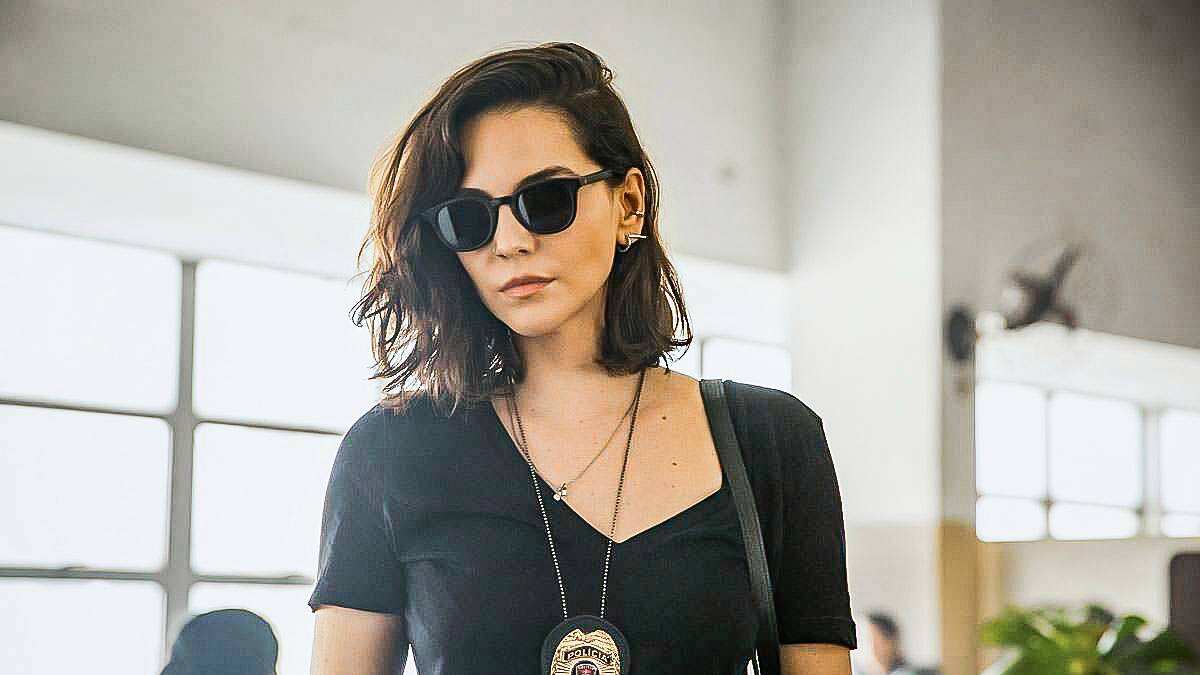 ‘Bom dia, Verônica’: Tainá Müler publica foto dos bastidores da 1ª temporada e manda importante recado