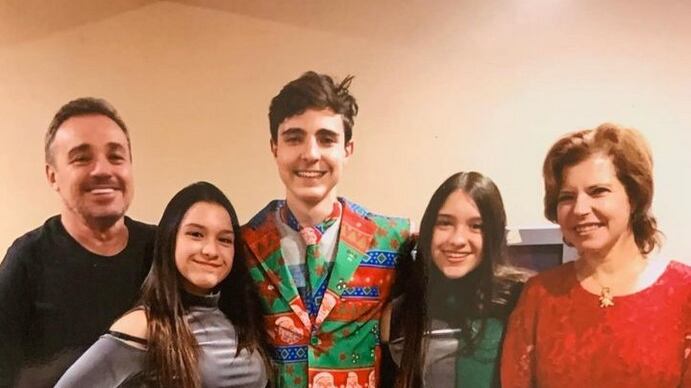 Gugu Liberato ao lado de esposa e filhos