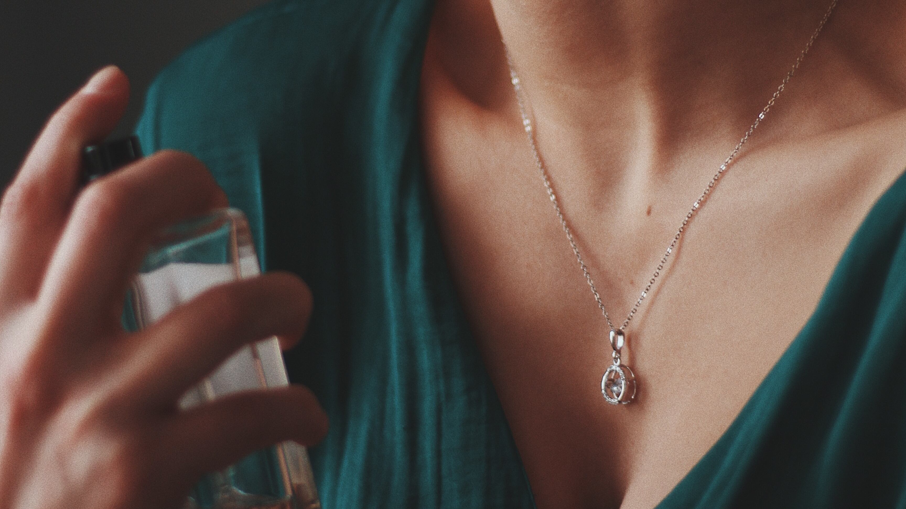 Mulher passando perfume