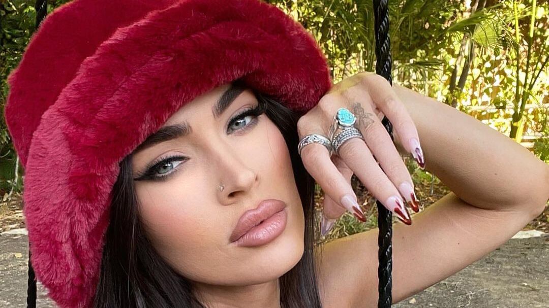 Megan Fox apagou tatuagem do ex-marido na virilha