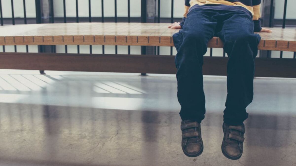 Garotinho tem cílios arrancados por companheiros de escola