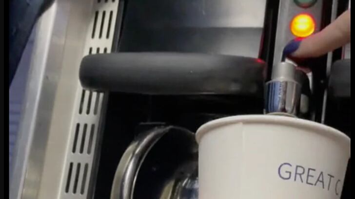 Aeromoça revela motivo ‘nojento’ pelo qual você nunca deve tomar água em um avião